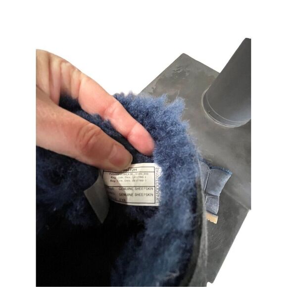 UGG BAILEY BUTTON II WOMEN SHORT BOOTS SUEDE NAVY US 6 Women’s US 5 Girls EU 35 - Picture 4 of 13